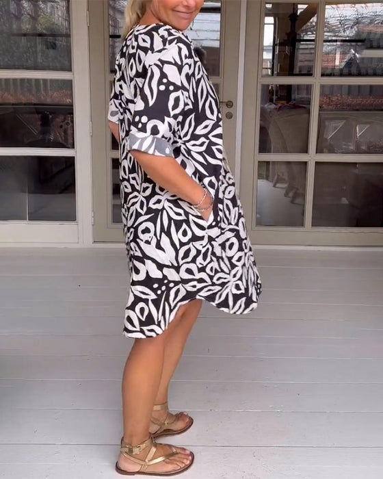Bedrucktes Kleid mit V-Ausschnitt