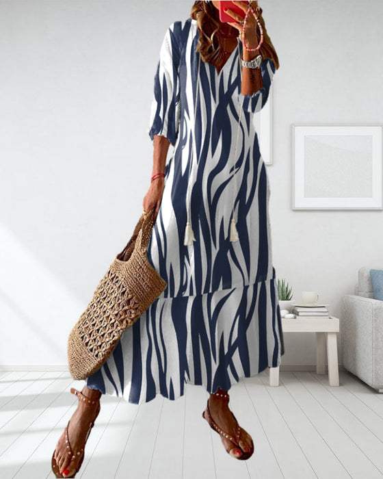 Bedrucktes Kleid mit V-Ausschnitt