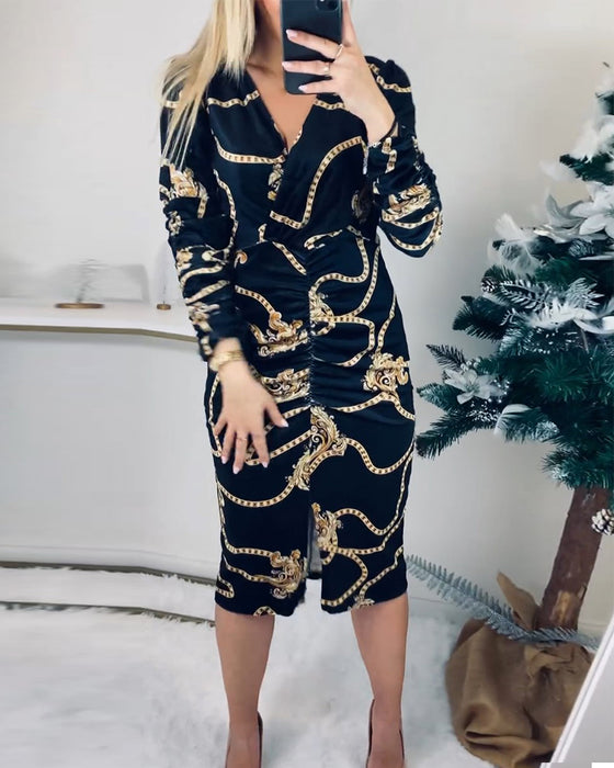Kleid mit Schlitz und betonter Taille
