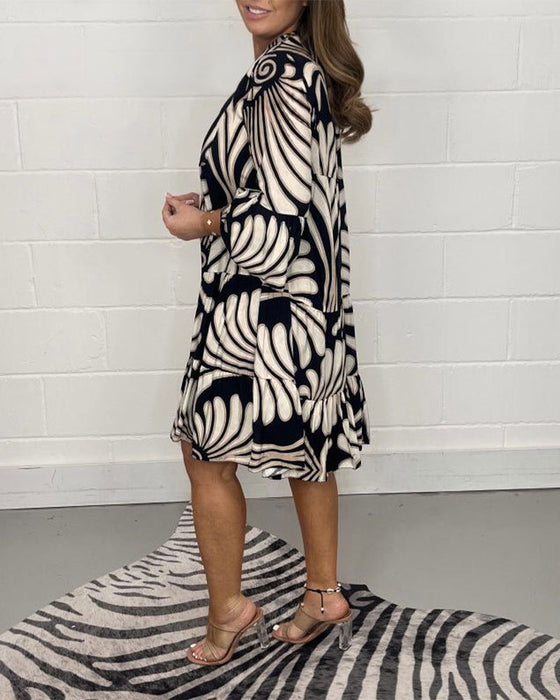 Bedrucktes Freizeitkleid mit V-Ausschnitt