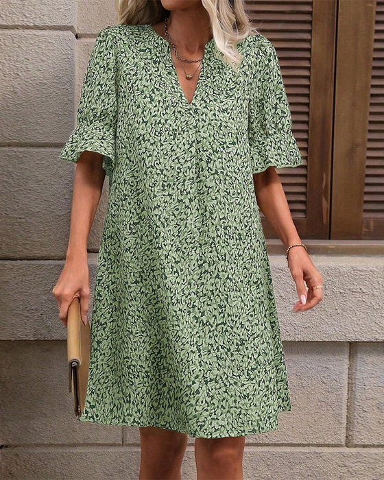 Elegantes bedrucktes Kleid mit V-Ausschnitt