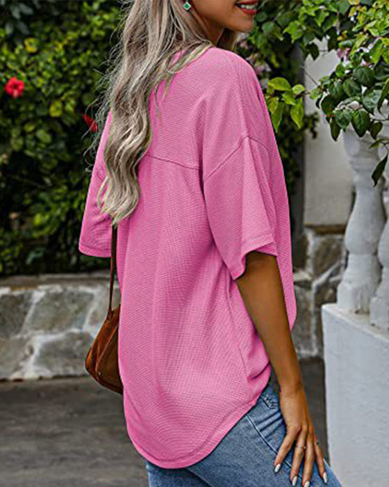 Kurzärmliges T-Shirt mit V-Ausschnitt und Taschen
