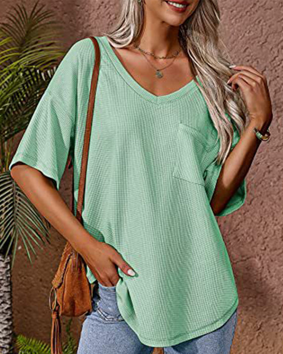 Kurzärmliges T-Shirt mit V-Ausschnitt und Taschen
