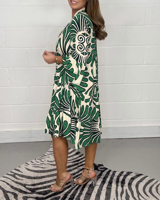 Bedrucktes Freizeitkleid mit V-Ausschnitt