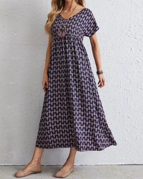 Langes Kleid mit V-Ausschnitt und kurzen Ärmeln