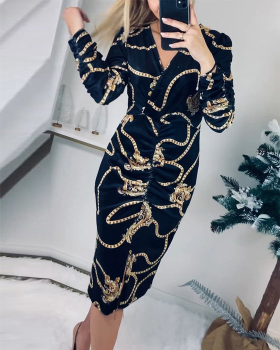 Kleid mit Schlitz und betonter Taille