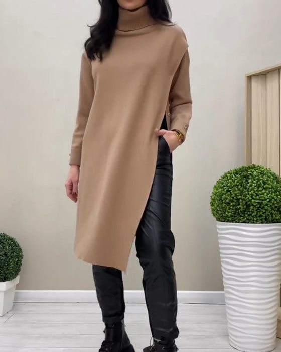Rollkragenpulloverkleid mit seitlichem Schlitz