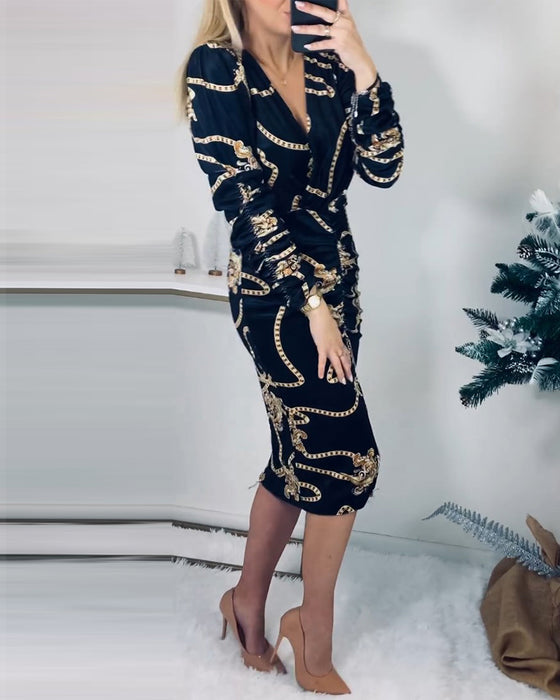 Kleid mit Schlitz und betonter Taille