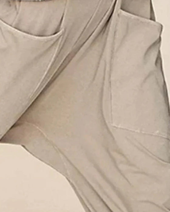 Einfarbiger Jumpsuit mit V-Ausschnitt und Taschen