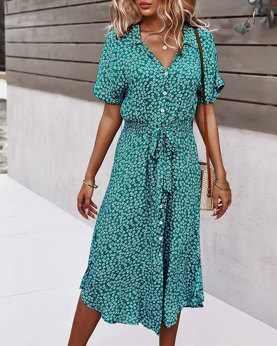 Kleid mit kurzen Ärmeln, taillierter Taille und Blumenprints