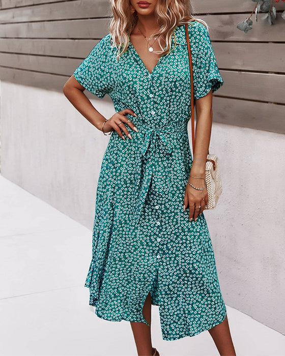 Kleid mit kurzen Ärmeln, taillierter Taille und Blumenprints