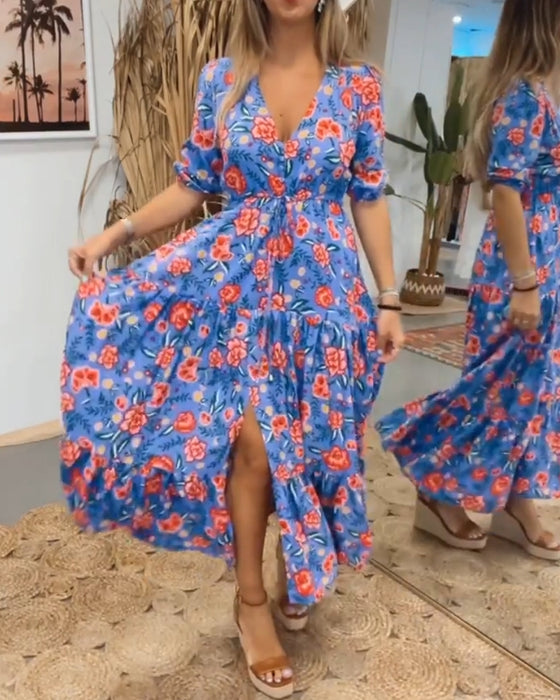 Kleid mit Rosendruck und Schlitzen