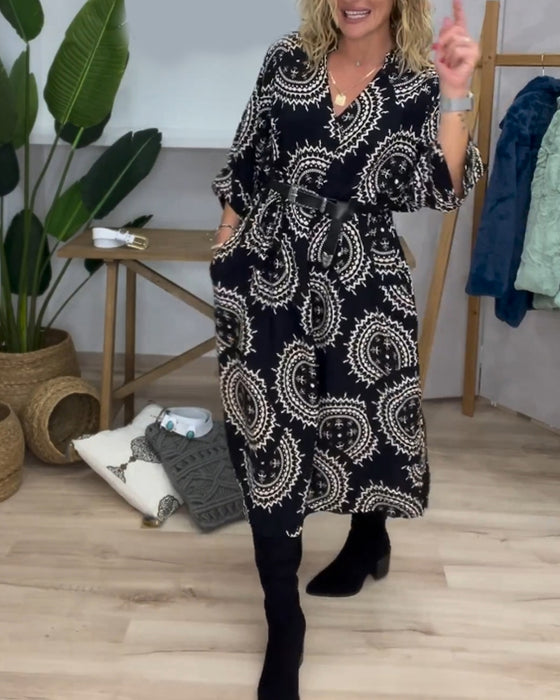 Kleid mit V-Ausschnitt und langen Ärmeln