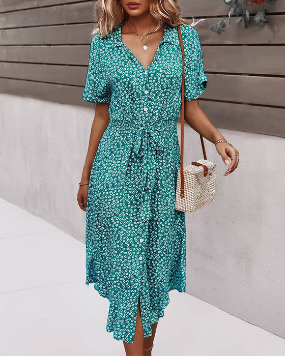 Kleid mit kurzen Ärmeln, taillierter Taille und Blumenprints