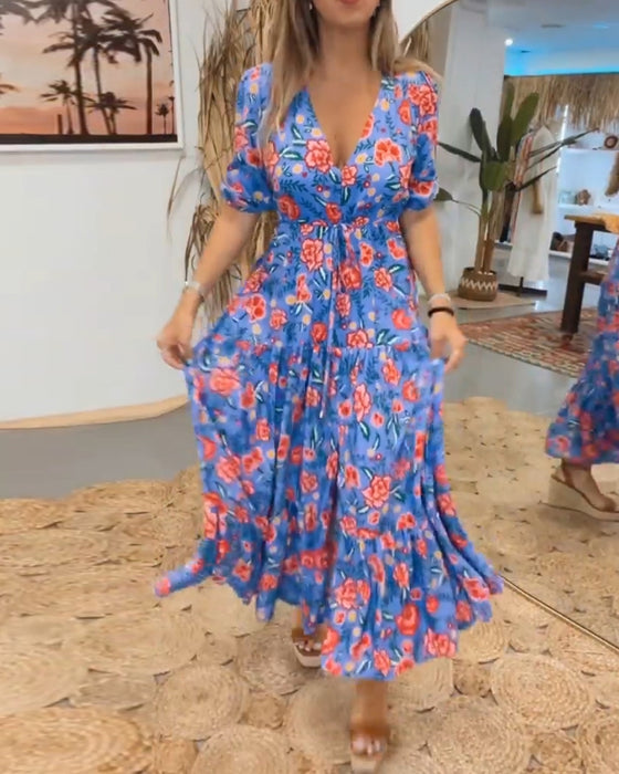 Kleid mit Rosendruck und Schlitzen
