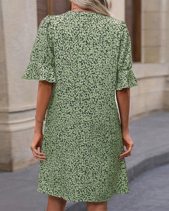 Elegantes bedrucktes Kleid mit V-Ausschnitt