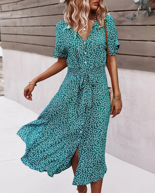 Kleid mit kurzen Ärmeln, taillierter Taille und Blumenprints