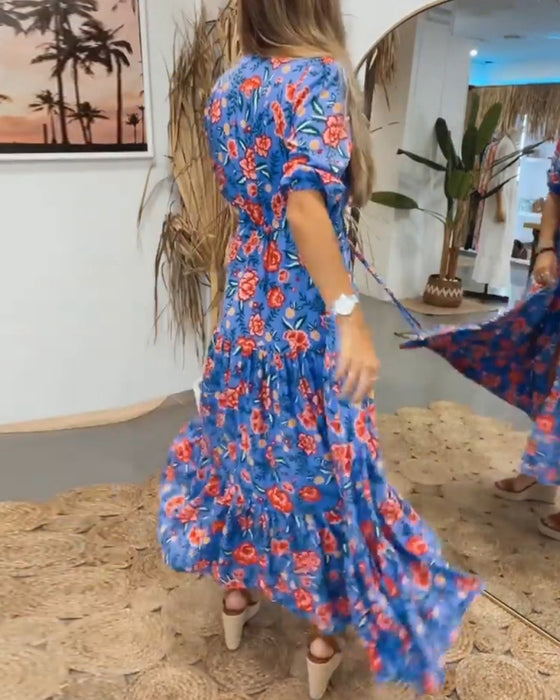 Kleid mit Rosendruck und Schlitzen