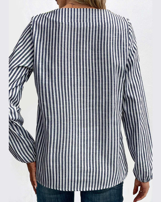 Bluse mit Streifen und abgeschrägtem Kragen