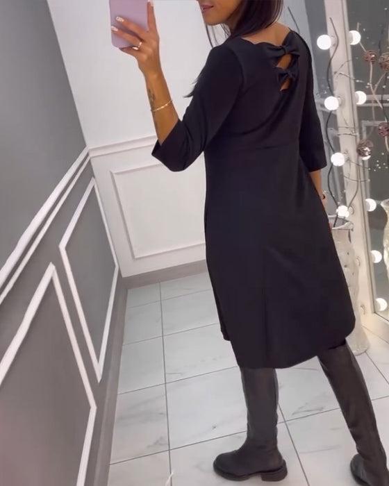 Einfarbiges Kleid mit Schleife hinten