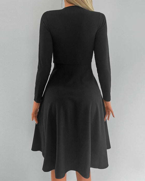 Elegantes Kleid mit V-Ausschnitt und langen Ärmeln