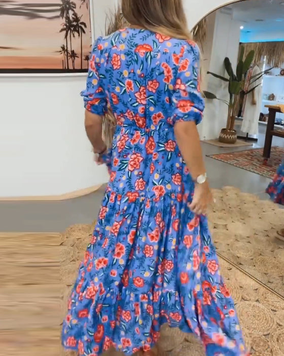 Kleid mit Rosendruck und Schlitzen