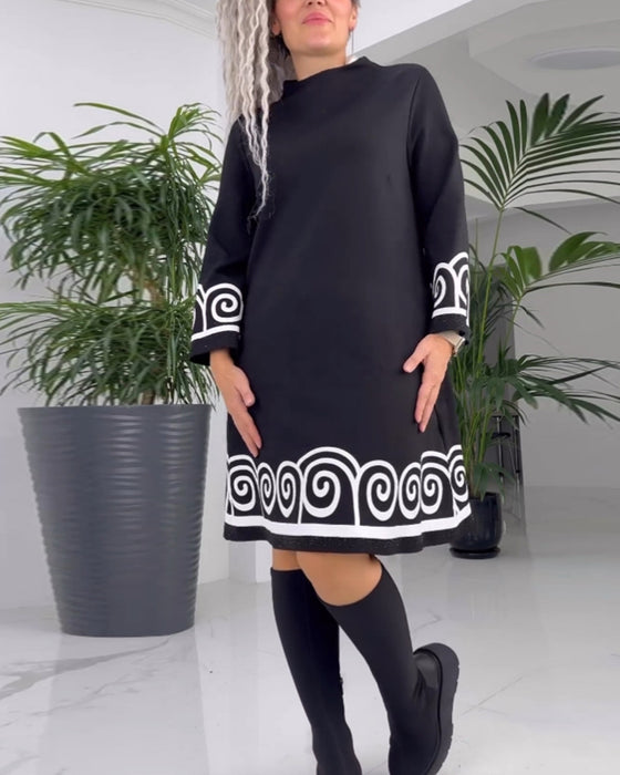Kleid mit Wellenmuster und langen Ärmeln