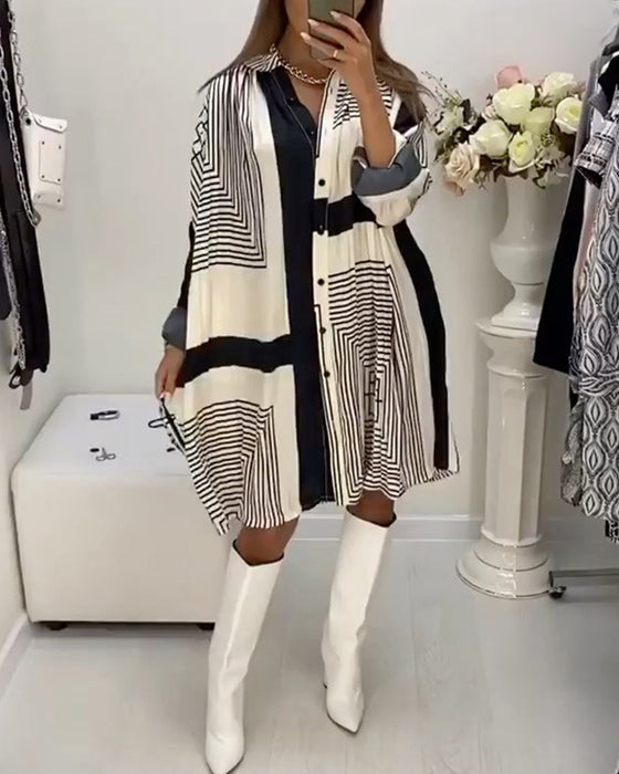 Kleid mit Knöpfen und Aufdruck