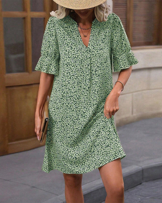 Elegantes bedrucktes Kleid mit V-Ausschnitt