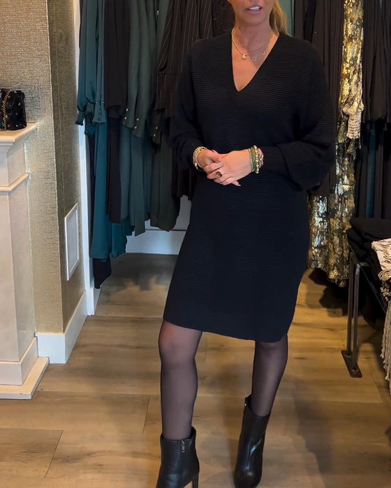 Einfarbiges Pulloverkleid mit V-Ausschnitt